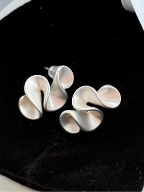 NEW large Matte Silver Plated Sculptural Wave Stud Earrings 13.5mm * 20.2mm